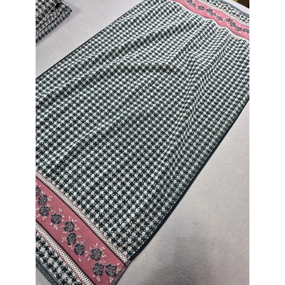 4 Vintage Priority by Santens Full Size Bath Towel Black White Houndstooth Pink